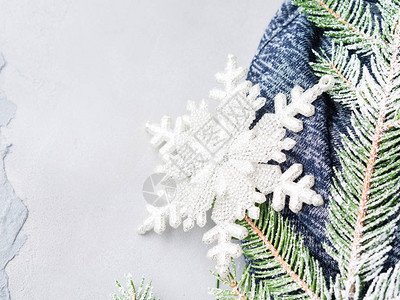 冬季圣诞节背景有fir树枝雪和片装饰图片