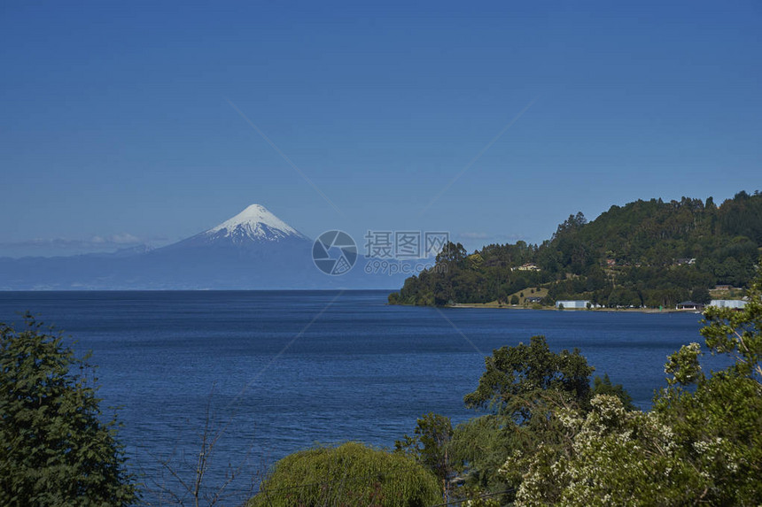 智利南部Llanquihue湖边的Llanquihue湖边缘有雪盖图片
