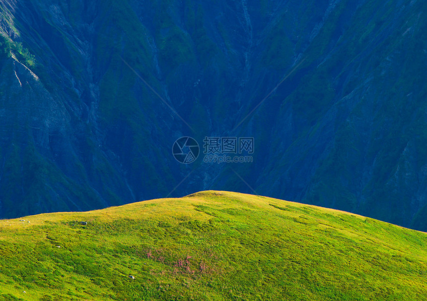 山中明亮的草甸自然的构成图片