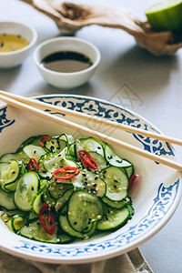 泰国黄瓜沙拉加芝麻和辣椒沙图片