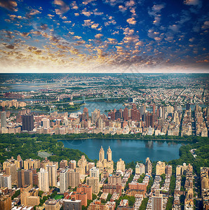 中央公园杰奎琳肯尼迪奥纳西斯储藏室以及纽约市曼哈顿天空大桥周图片