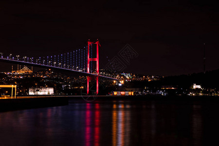 夜间在马尔拉海的土耳其伊斯坦布尔市Bospho图片