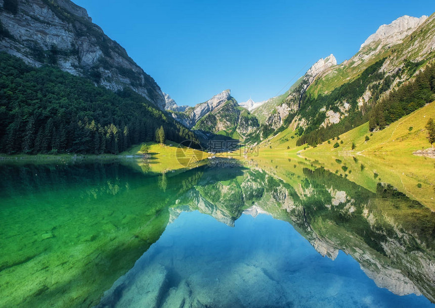 瑞士的山脉和湖泊水面上的倒影夏季时瑞士的自然图片