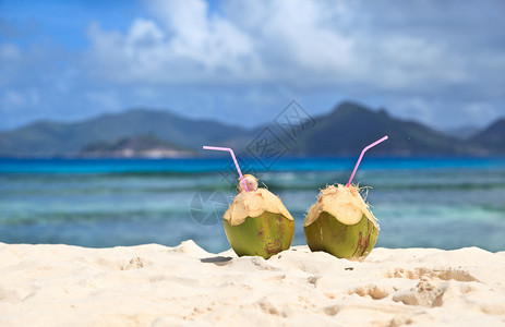 塞舌尔热带海滩上的椰子饮料图片