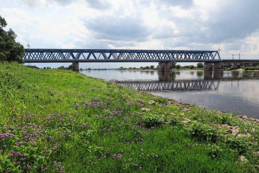 位于萨克森安哈尔特德国Tangermuende附近的埃尔贝河及其夏季典型草原上的铁路桥图片