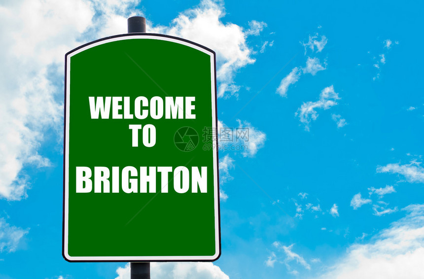 带有贺词的绿路标欢迎来到英国布列冈图片