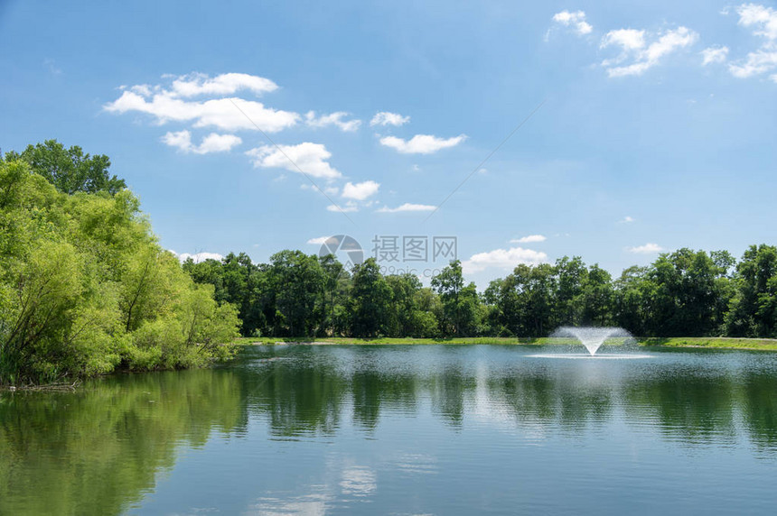 一个有池塘和喷泉的公园图片
