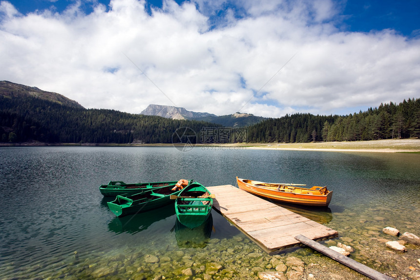 美丽的山湖上的独木舟图片