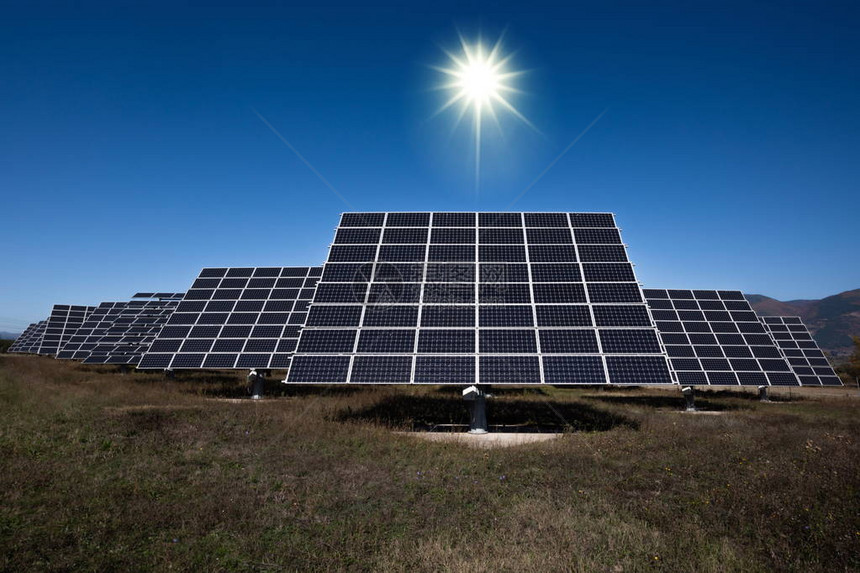 使用可再生太阳能旋转式的发电厂图片