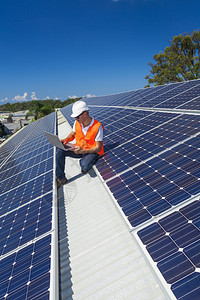 在工厂屋顶检查太阳能电池板图片