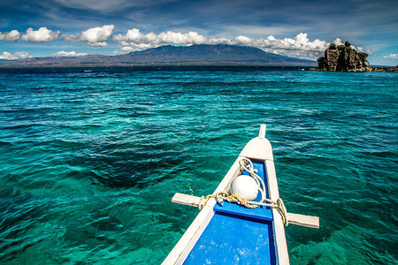 菲律宾清蓝海的小型热带阿波岛和图片