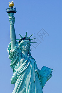 蓝色背景下的自由女神像图片