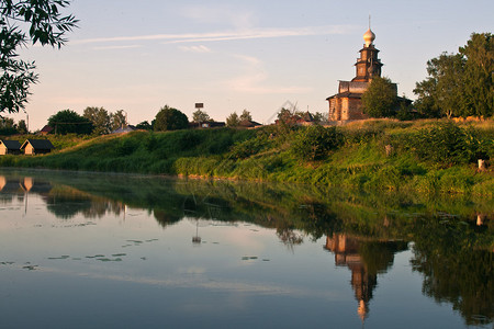 河岸上的木庙苏兹达尔俄罗斯图片
