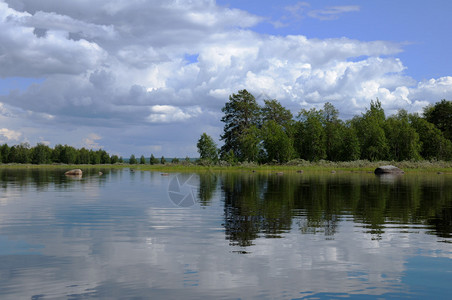 湖边卡累利阿森林的美丽画面以及湖图片