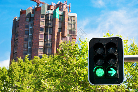 建筑施工和绿灯信号图片