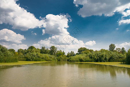 风景平静的湖面上的蓝天图片