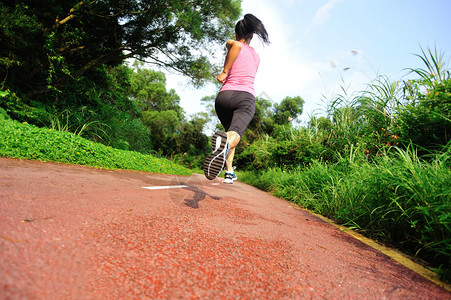 赛跑运动员在森林足迹上奔跑女健身慢跑图片