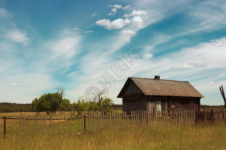 田野里的旧村屋国内的小木屋图片