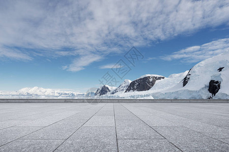 以雪山为背景的空荡的砖地图片