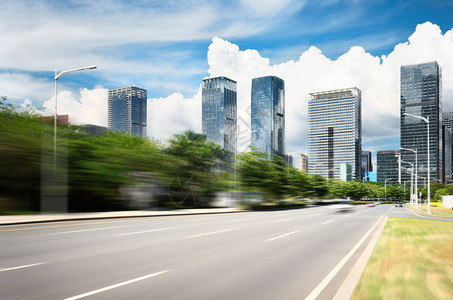 现代城市绿化带空旷的柏油路背景图片