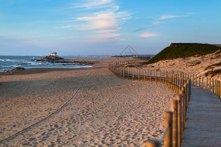 在葡萄牙大西洋海岸米拉马尔海滩的沙丘上设图片