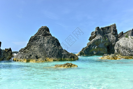 百慕大马蹄湾的清澈海水图片