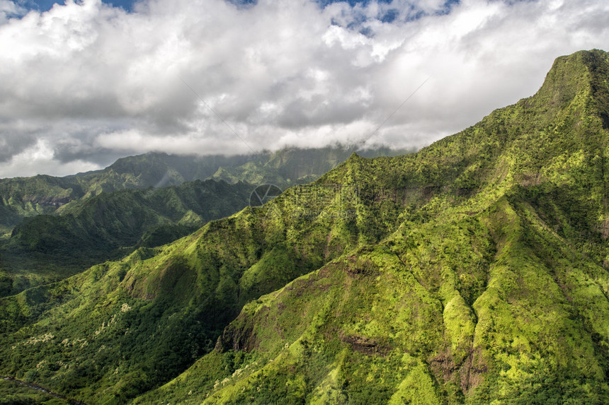 Kauai绿色山地空中从直升图片