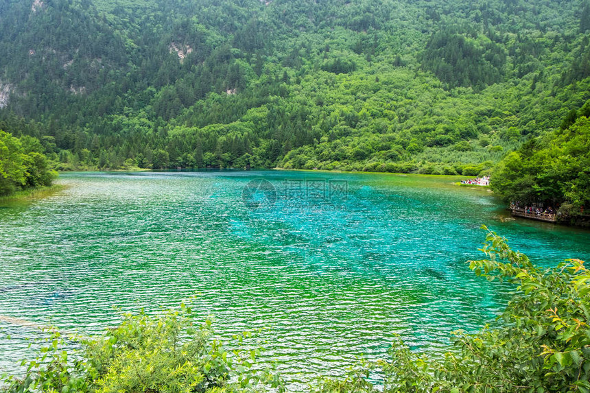 孔雀湖是Jiuzhaigou公园中最大的湖泊之一图片