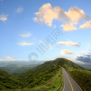 蓝色天空的绿色道路最适合图片