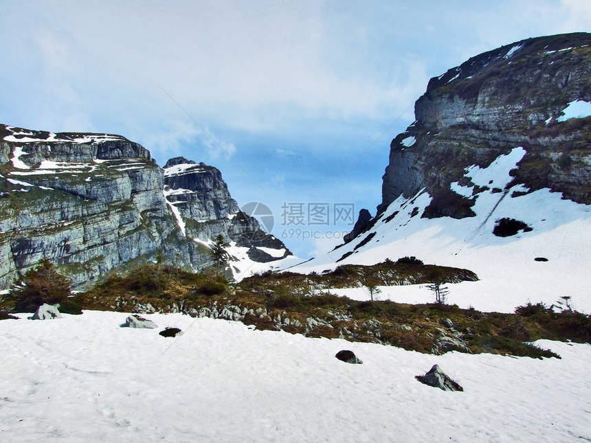 瑞士圣加仑州托格根堡地区与瓦伦西湖之间Churfirveen山脉的阿尔卑山峰Schibenstolll和Zue图片