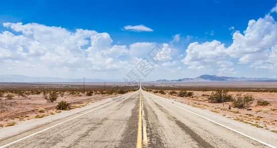 靠近Amboy美国66号公路在沙漠图片