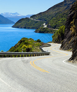 沿通向新西兰皇后镇的公路观察Wak图片