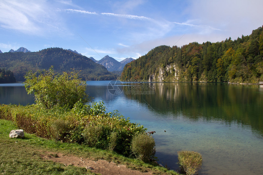 阿尔卑斯山美丽的高山湖泊图片