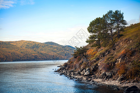 贝加尔湖的岩石海岸图片