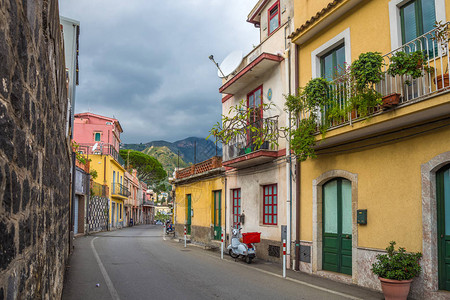 典型的意大利陶尔米纳浪漫街道图片