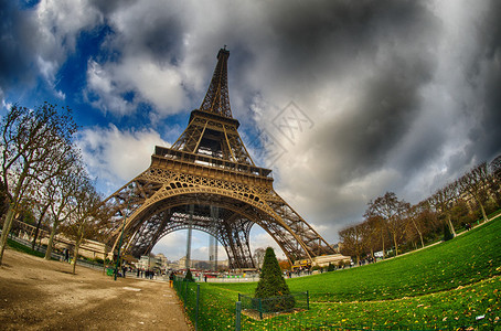 巴黎冬季埃菲尔铁塔的美丽广角景观图片