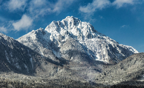 雪山峰与村秋春欧洲旅游目的地图片