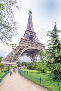Eiffel铁塔从周围花园图片