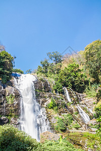 Vachirathan瀑布或NamtokVachirathan和蓝天图片
