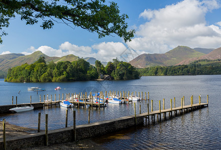 英国湖区Derwentwater边缘的码头图片