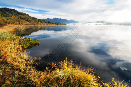 亚泽沃清晨在哈萨克斯坦Altai山的Yaz背景