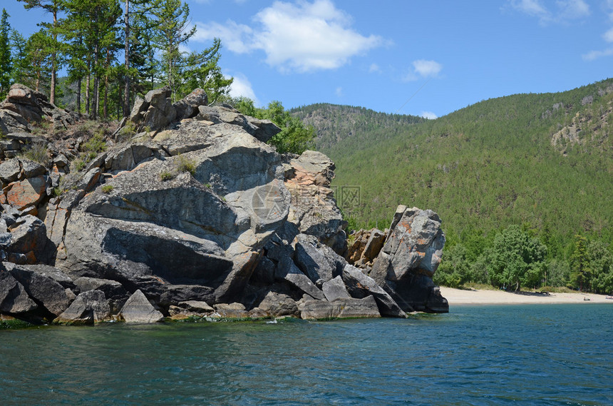 Baikal湖西海岸的闪光岩石海岸线图片