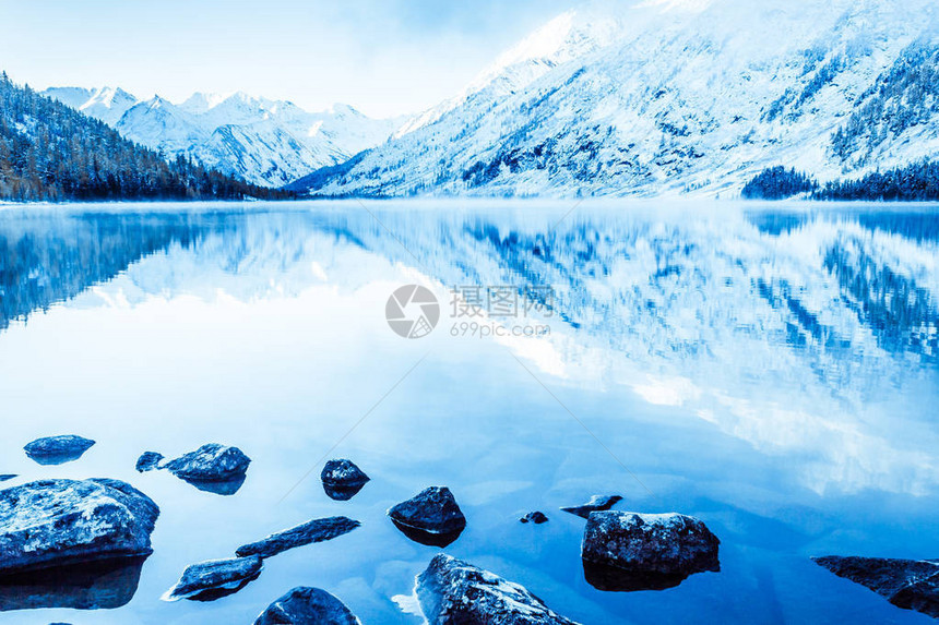 山中美丽的蓝色湖泊云层下水面的平面镜冬季自然之美穿越阿尔泰自然保护图片