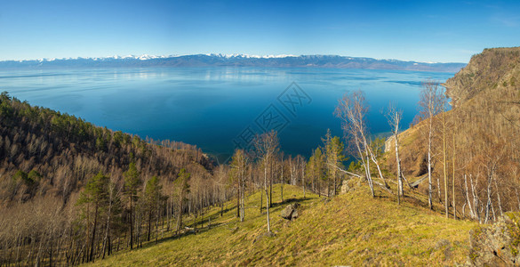 美丽的贝加尔湖全景与山景图片