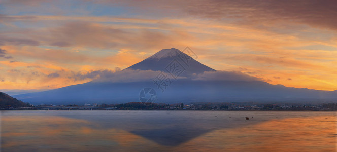 湖边的藤田山景日落天图片