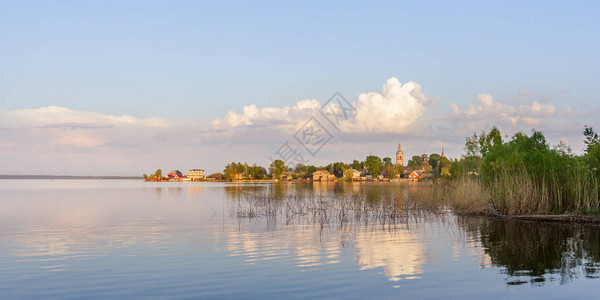 海滩上有湖和奥斯塔什科夫高清图片