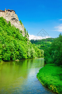 绿树河流和蓝天背景的奥拉瓦城堡图片