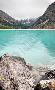 俄罗斯阿尔泰山中著名的绿湖沙夫拉湖S图片
