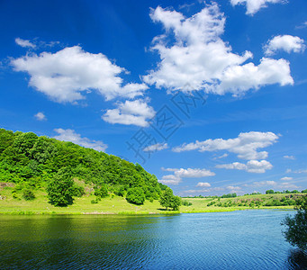 夏天的河流和蓝天图片