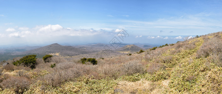 全景与Oream在YeongsilTrail路向韩国济州Hallasan山公园的Baero背景图片